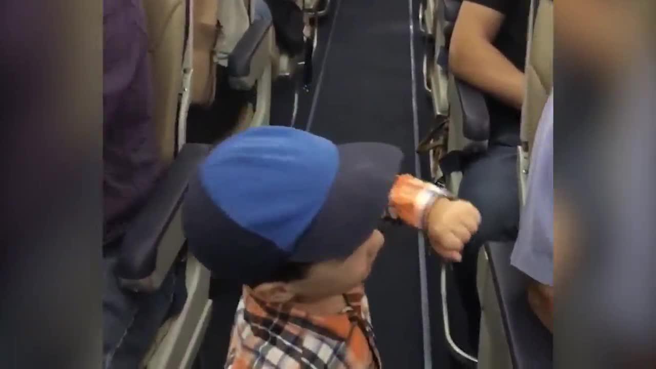 2-Year-Old Fist-Bumps Airplane Passengers
